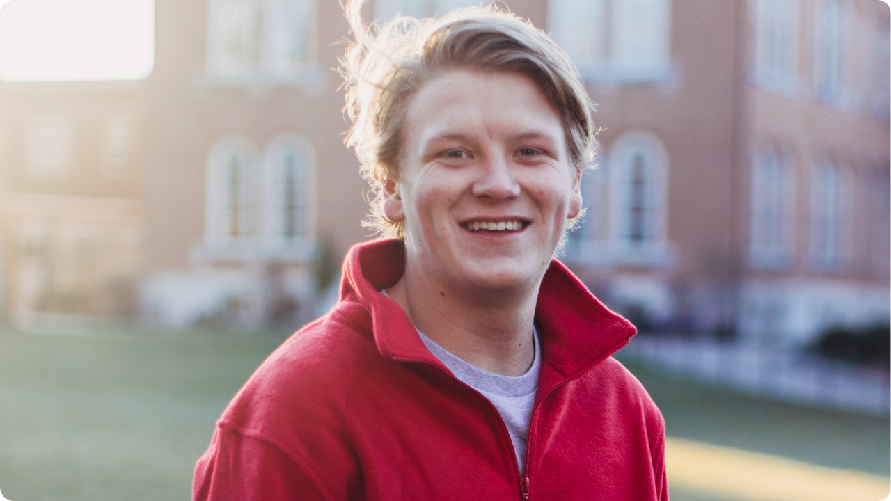 Guy wearing a red qzip